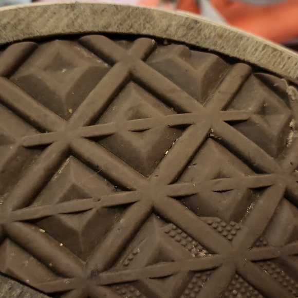 Converse ankle cut tennis shoes only wore these maybe 7 times. - Picture 3 of 6